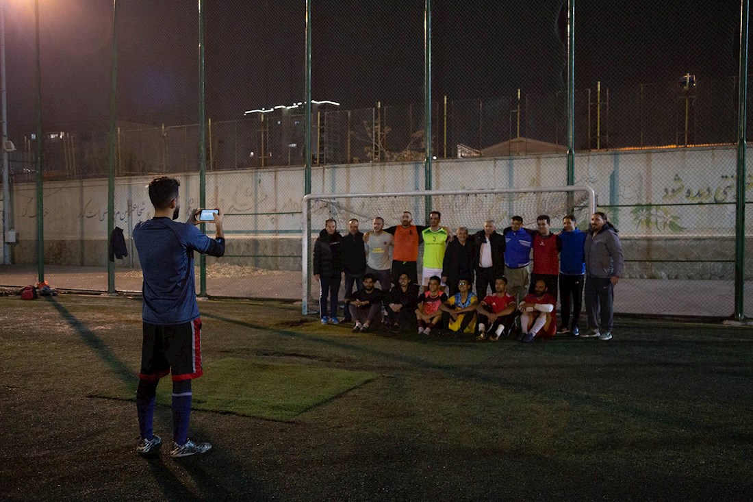 آقا رضا پنج شنبه ها به دوستان فوتبالیستش سر میزند و خاطرات جوانی را مرور می کند.