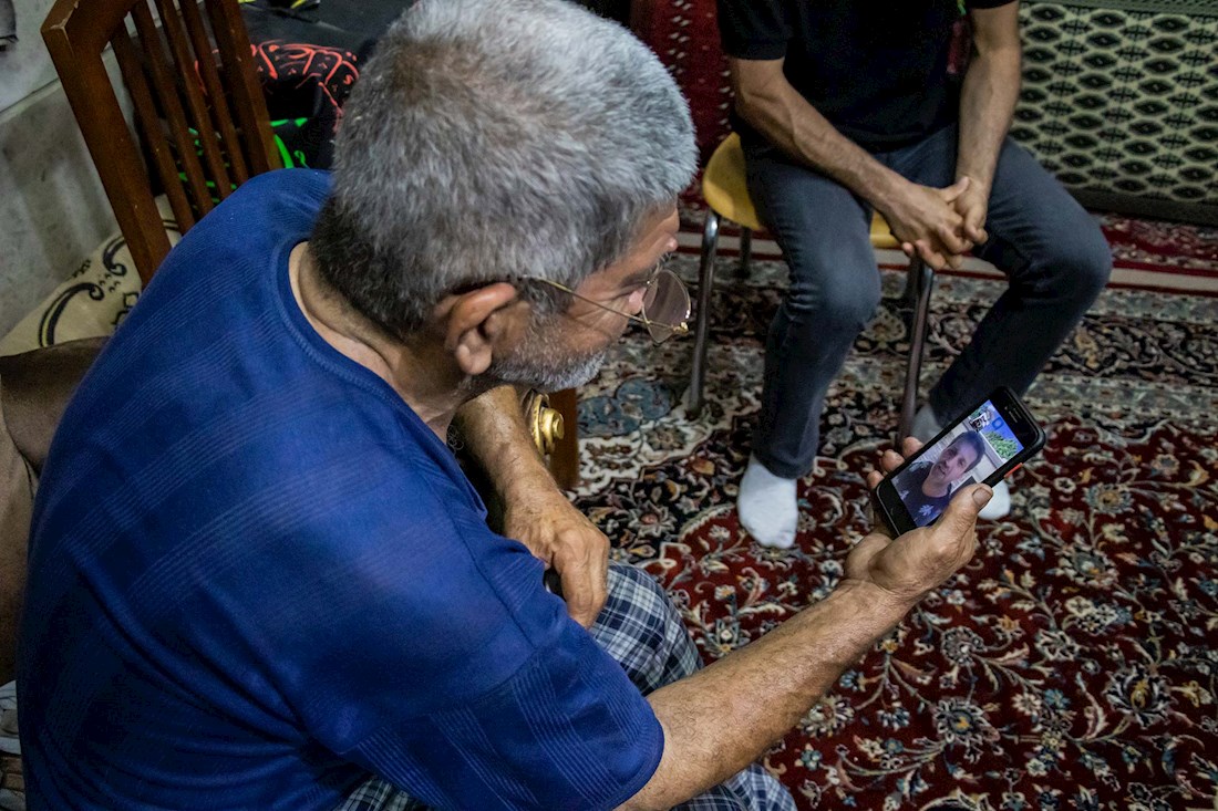 حسین معمار یکی از دوستان فوتبالی آقا رضا که  مهاجرت کرده است با تماس تلفنی با آنها ارتباط برقرار می کند.