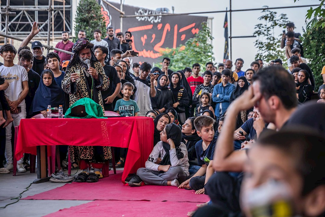 تعزیه در ایران در بافت‌ها و محلات متفاوتی برگزار می‌شود. این اجرا مربوط به مجلس یزید می‌باشد که در قدمگاه امام‌زاده صالح در محله تجریش تهران برگزار می‌شود.