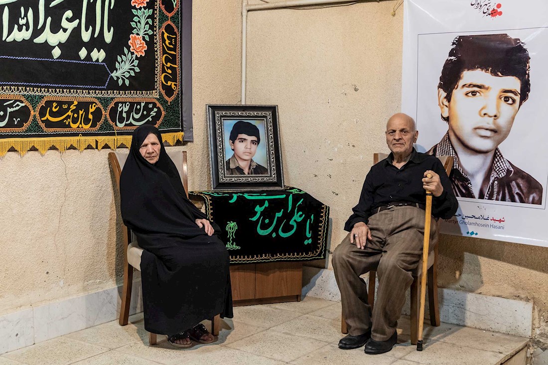خانواده عابدی چهل و یک سال است که در کنار قاب عکس پسرشان برای غم حسین (ع) عزاداری می‌کنند.