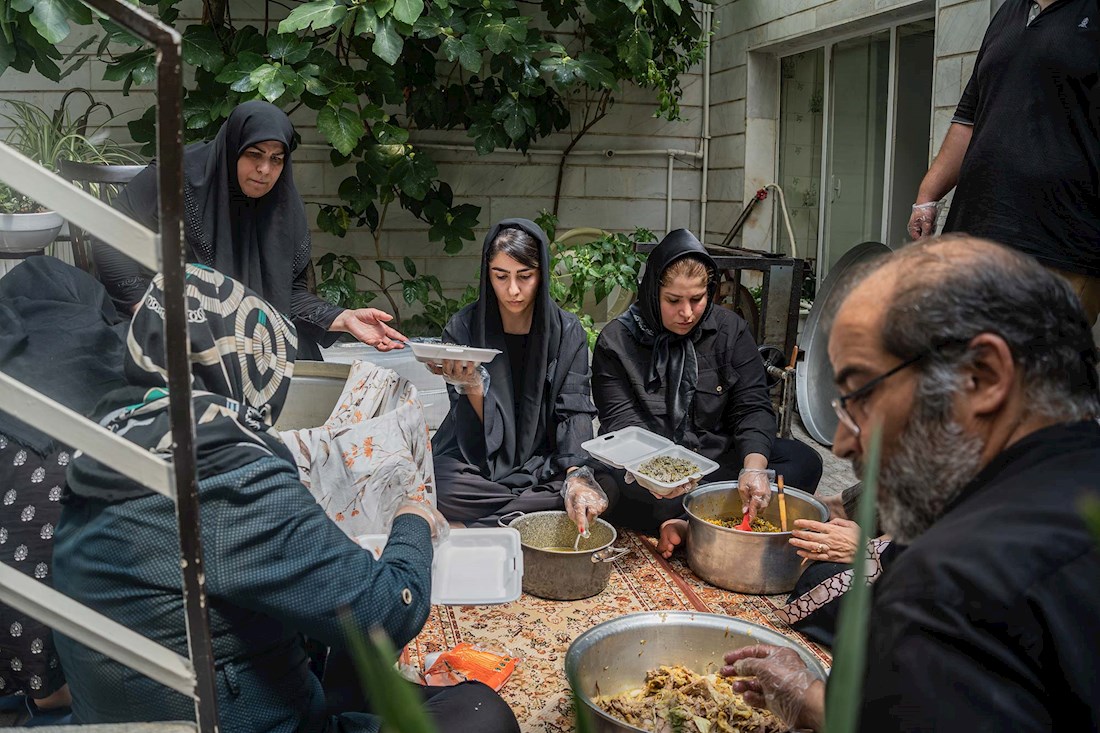 در روز تاسوعا همه خانواده برای پخت نذری در کنار هم جمع می‌شوند  و به رسم خانواده شهدا از دسته عزاداری مسجد محله استقبال می کنند.
