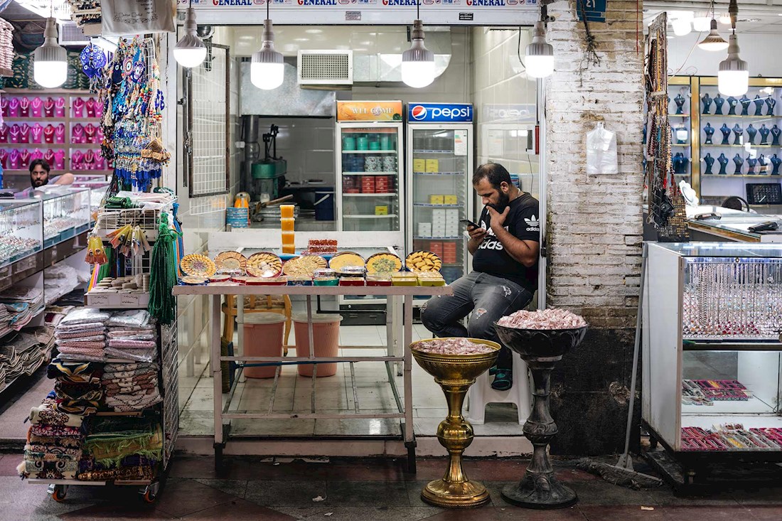 حول و حوش ساعت ۱۵ عصر روز يكشنبه ۳۰ ارديبهشت ماه، ایران يك روز عادی را پشت سر می گذاشت كه ناگهان خبری منتشر شد. بالگرد حامل رئیس جمهور و وزیر امور خارجه و برخی همراهان دیگر در منطقه ورزقان در استان آذربایجان شرقی دچار سانحه گردید. عکس: مجتبی حیدری