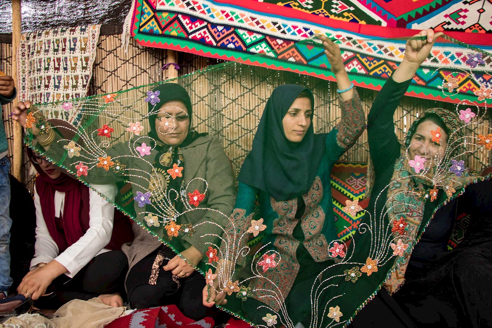 دوختن ملیله و مروارید بر روی روسری یکی از صنایع دستی زنان روستایی است. این روسری‌ها پوشش سنتی عشایر قشقایی نیز می‌باشد.