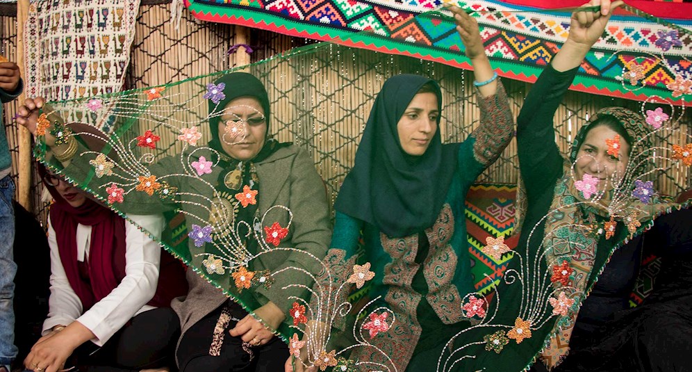 دوختن ملیله و مروارید بر روی روسری یکی از صنایع دستی زنان روستایی است. این روسری‌ها پوشش سنتی عشایر قشقایی نیز می‌باشد.