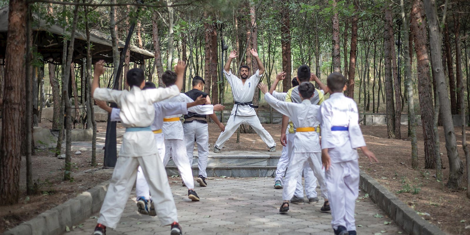 نزدیک به 18 ماه است که سالن های ورزشی شهرستان که هیچ بلکه تمام اردبیل بدلیل شیوع کرونا تعطیل می‌باشد و حسن که مربی ورزش رزمی کیوکوشین کاراته است، شاگردانش را در پارک آموزش میدهد.
