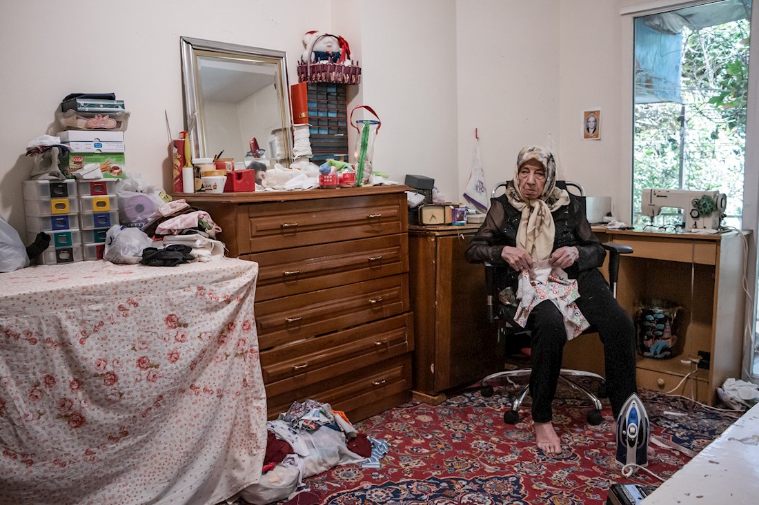 صدیقه فیروزنیا 86 ساله ،بعد از38 سال که از فوت همسرش می گذرد دیگر به تنهایی خو کرده است و مشغول خیاطی و دوختن لباس برای نوه هایش است .