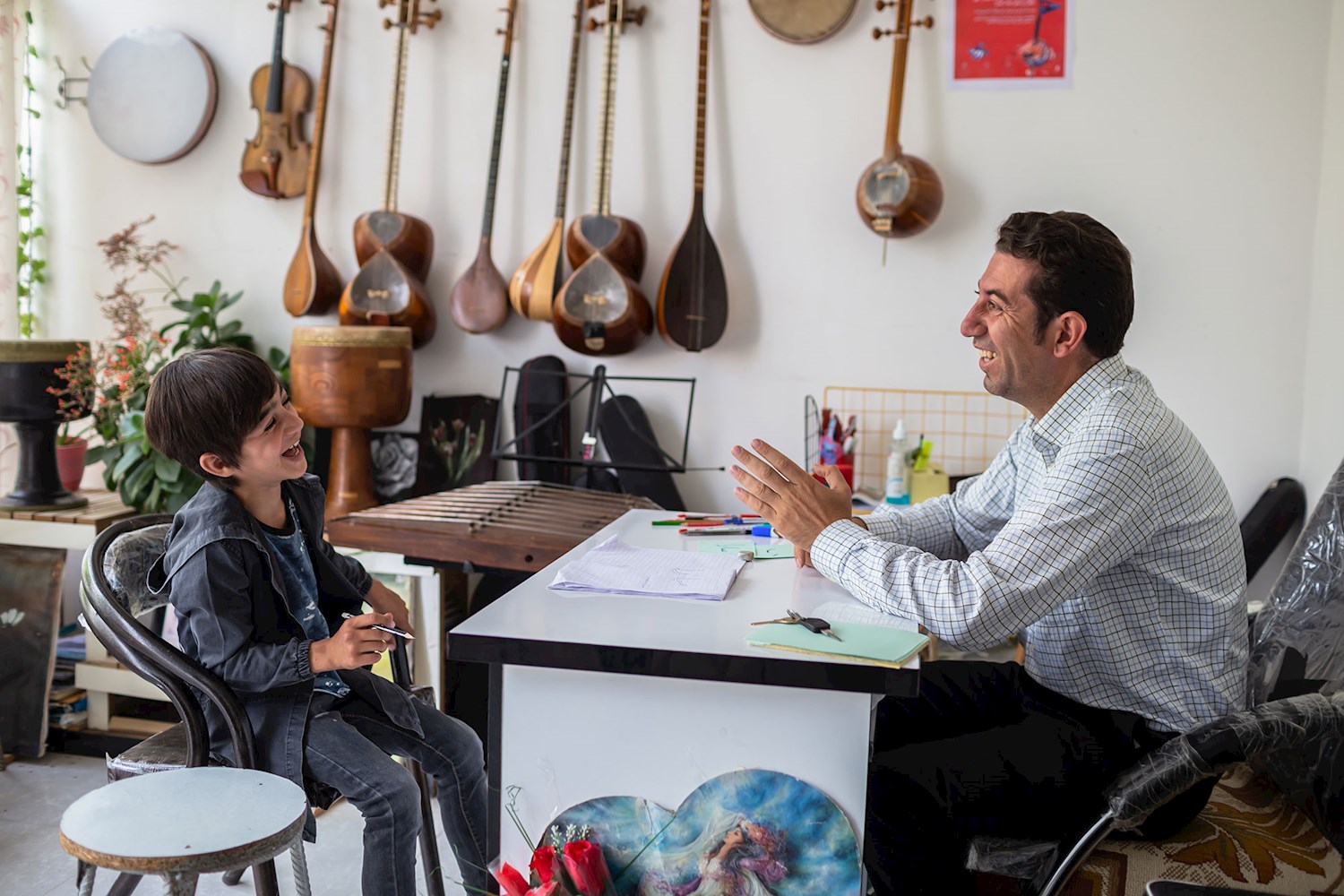 بهمن خانپور سه سال است که آموزشگاه موسیقی خود را تاسیس کرده است، 6 ساز را به صورت تخصصی آموزش می دهد و از شاگرد 6ساله تا 60ساله هنرجو دارد.