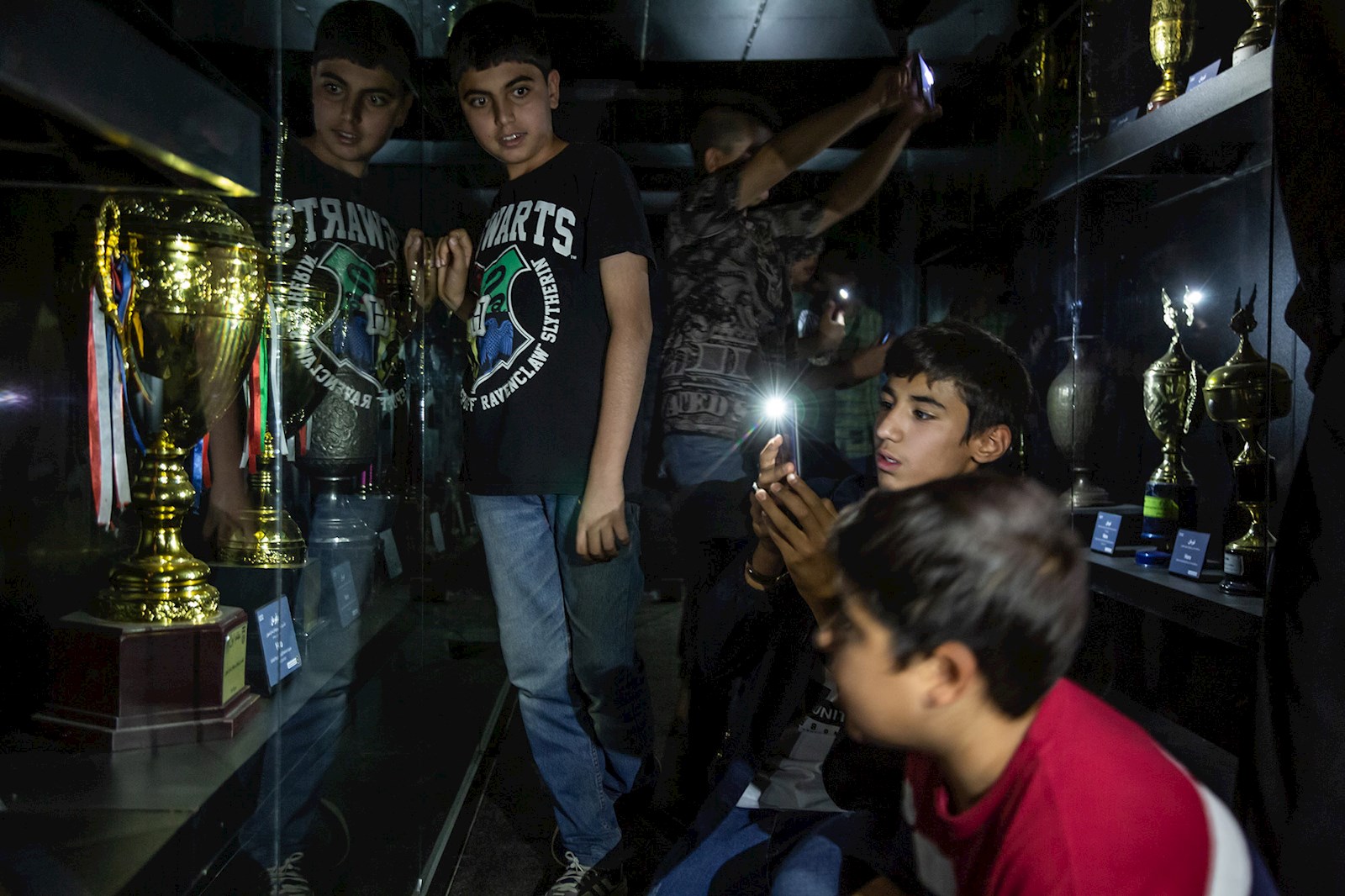 در زمان بازدید از موزه باشگاه فوتبال سپاهان اصفهان برق های ورزشگاه رفته است ولی بچه‌ها با اشتیاق همچنان مشغول دیدن عکس‌های سال‌های گذشته این باشگاه هستند.