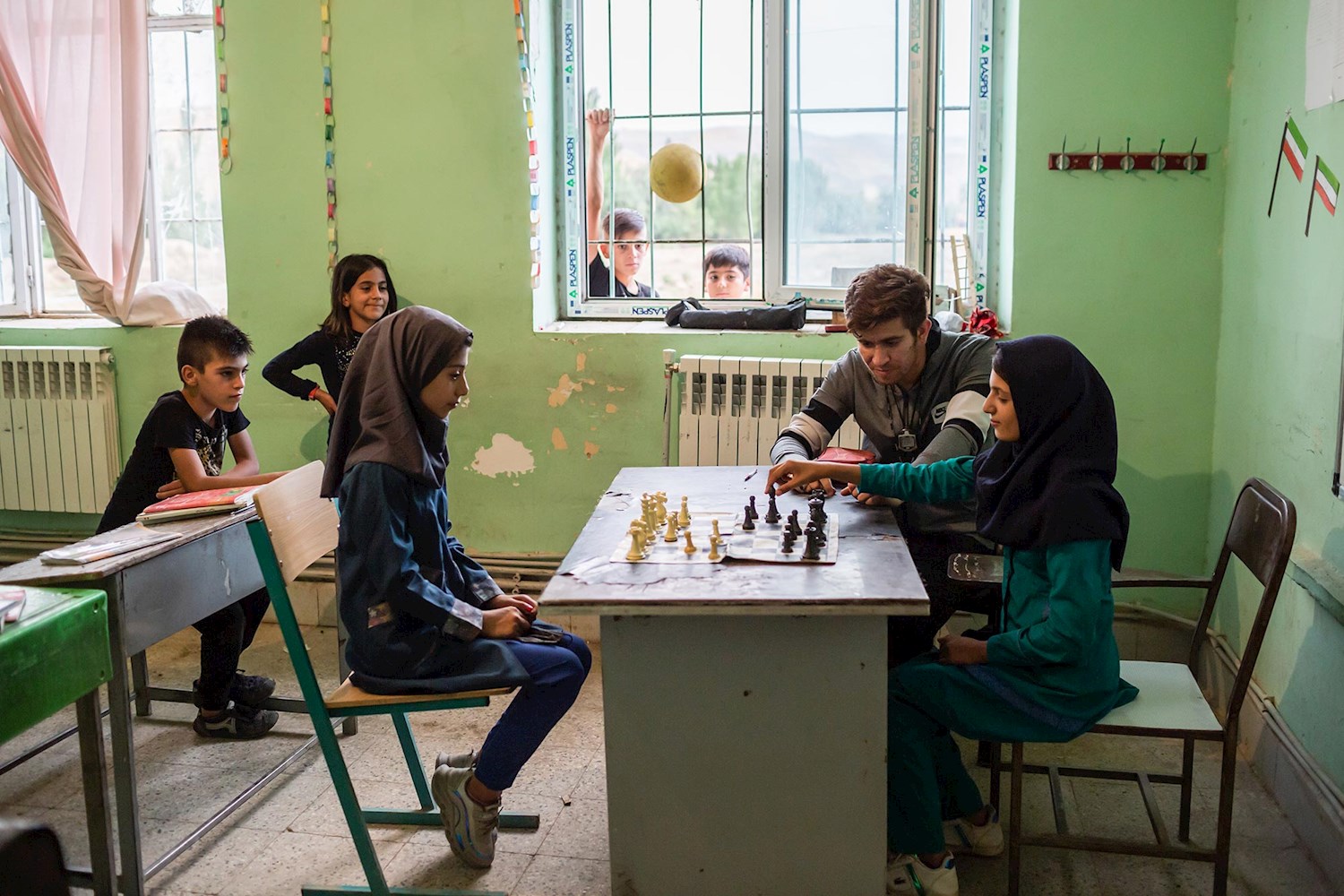 میثم معلم تربیت بدنی مدرسه شمس در روستای پیک می‌باشد. او بدلیل محدودیت‌هایی در روستا، برای دانش آموزان دختر، تنها شطرنج و طناب زنی میتواند آموزش دهد.