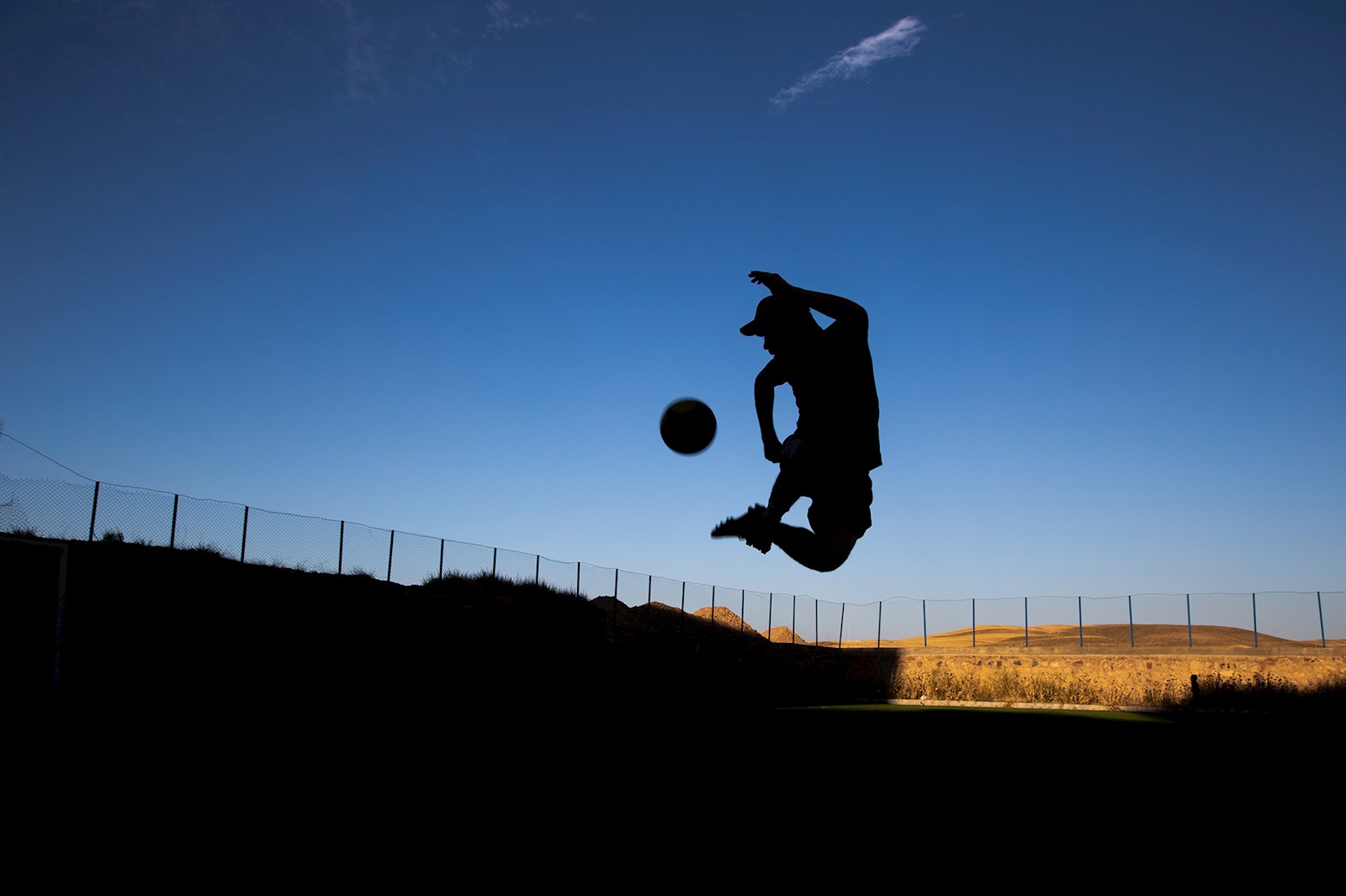 حسینی 24 ساله، معلم تربیت بدنی و مربی فوتبال، فوتسال و هندبال  است.