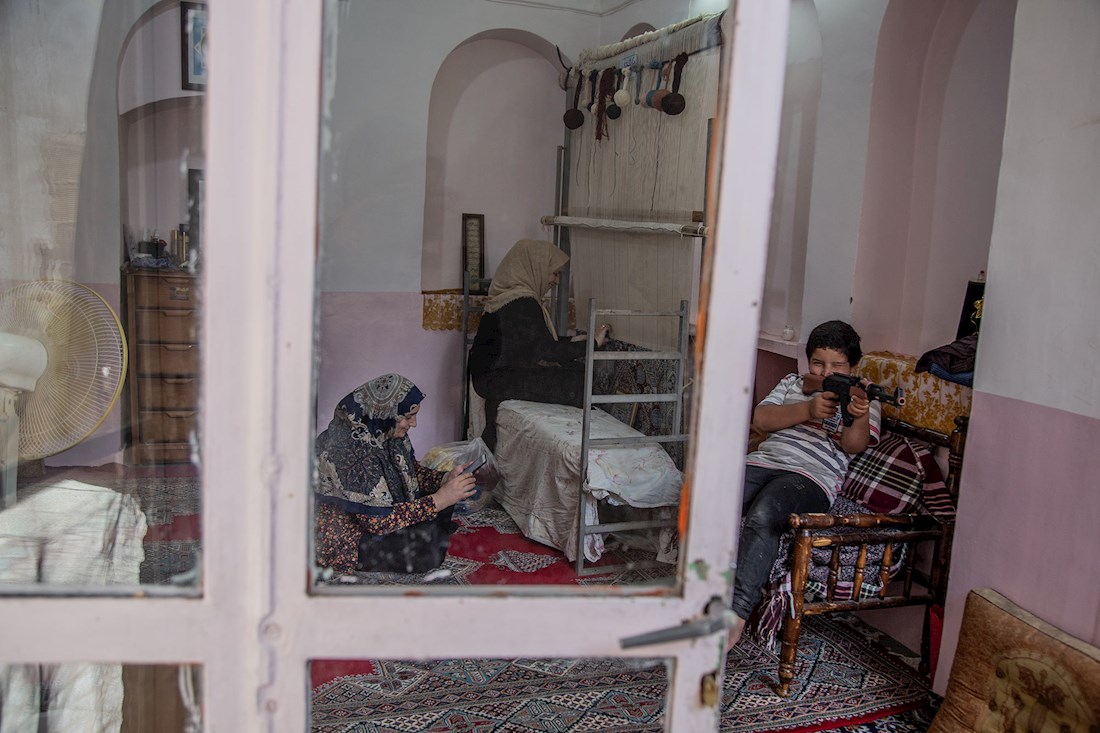  لیلا رحیمی برای خانم هایی که نمی توانند به کارگاه بیایند دار قالی مهیا می کند و به آنها سر می زند.  