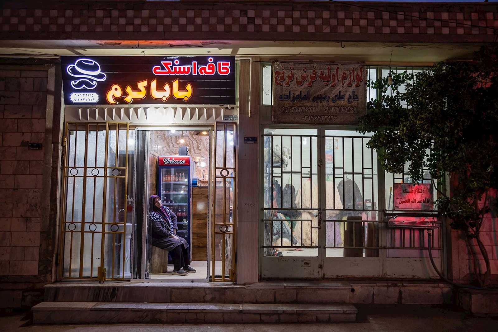 علی پسر خانم رحیمی یک مغازه  کوچک ساندویچی کوچک  دارد.  