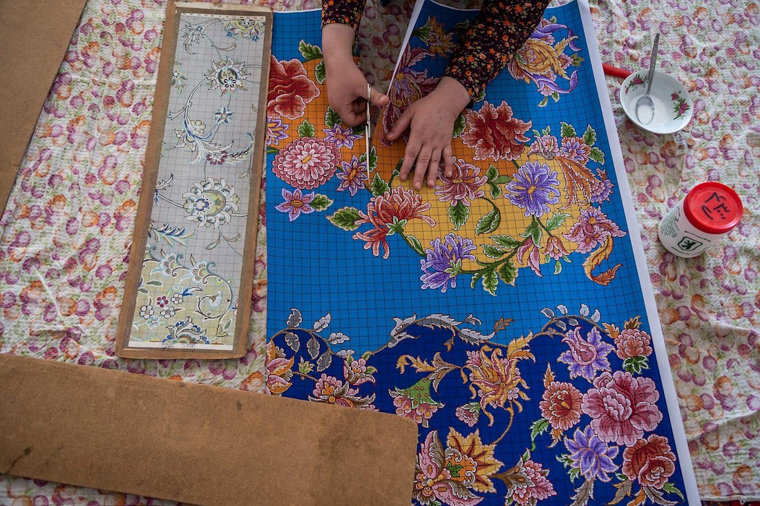 پشت هر فرشی که بافته می شود پای یک خانواده در میان است. طرح قالی ها را پسر خانم رحیمی طراحی می کند و به کمک دخترش روی چوب های الگو می چسبانند. 