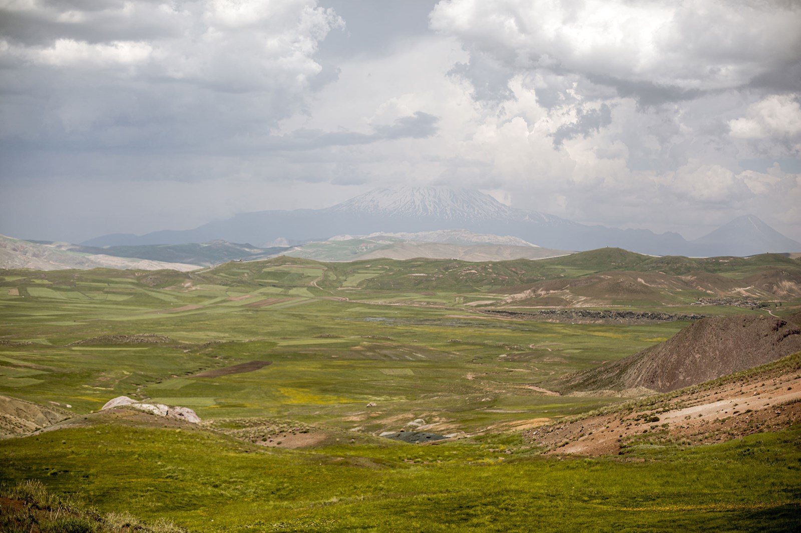 نمایی از کوه آرارات که در خاک ترکیه قرار دارد. بلندی آن با کوه توچال در شمال تهران برابری می کند.